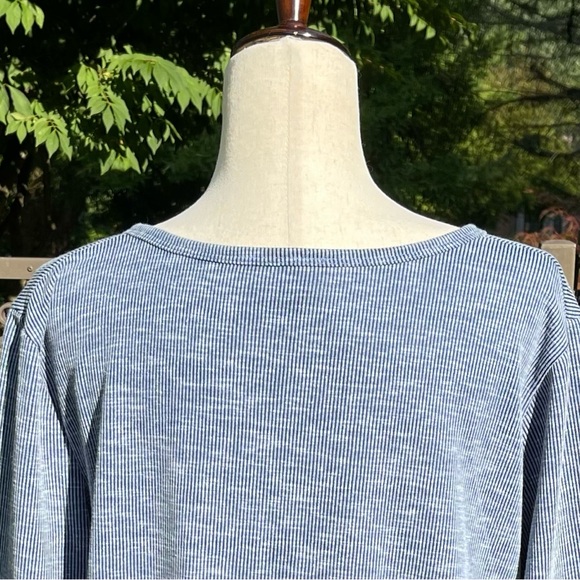 NWOT Acting Pro Adjustable Cinched/Ruched Tie Front V-neck Pinstripe Top - Picture 11 of 16